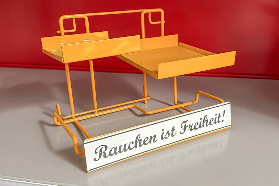 Werbeständer \Rauchen ist Freiheit\
